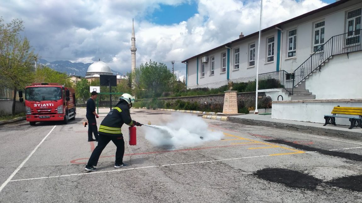 Konya Büyükşehir Belediyesi İtfaiye Dairesi Başkanlığı tarafından Okulumuz öğretmen ve öğrencilerine yangın eğitimi verilerek yangın ve deprem tatbikatı gerçekleştirildi.